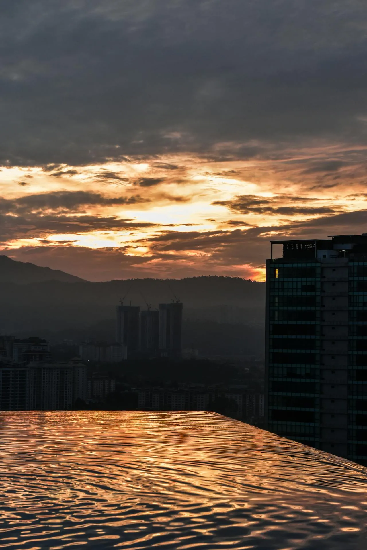 Alberca rooftop con vista al atardecer