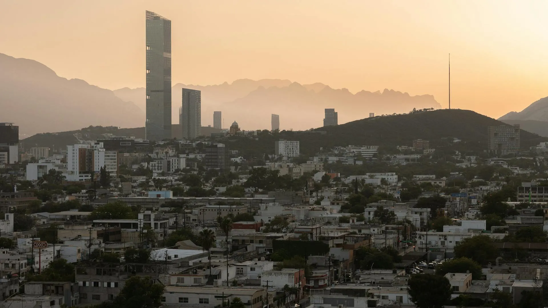 Vista panorámica de Monterrey al atardecer