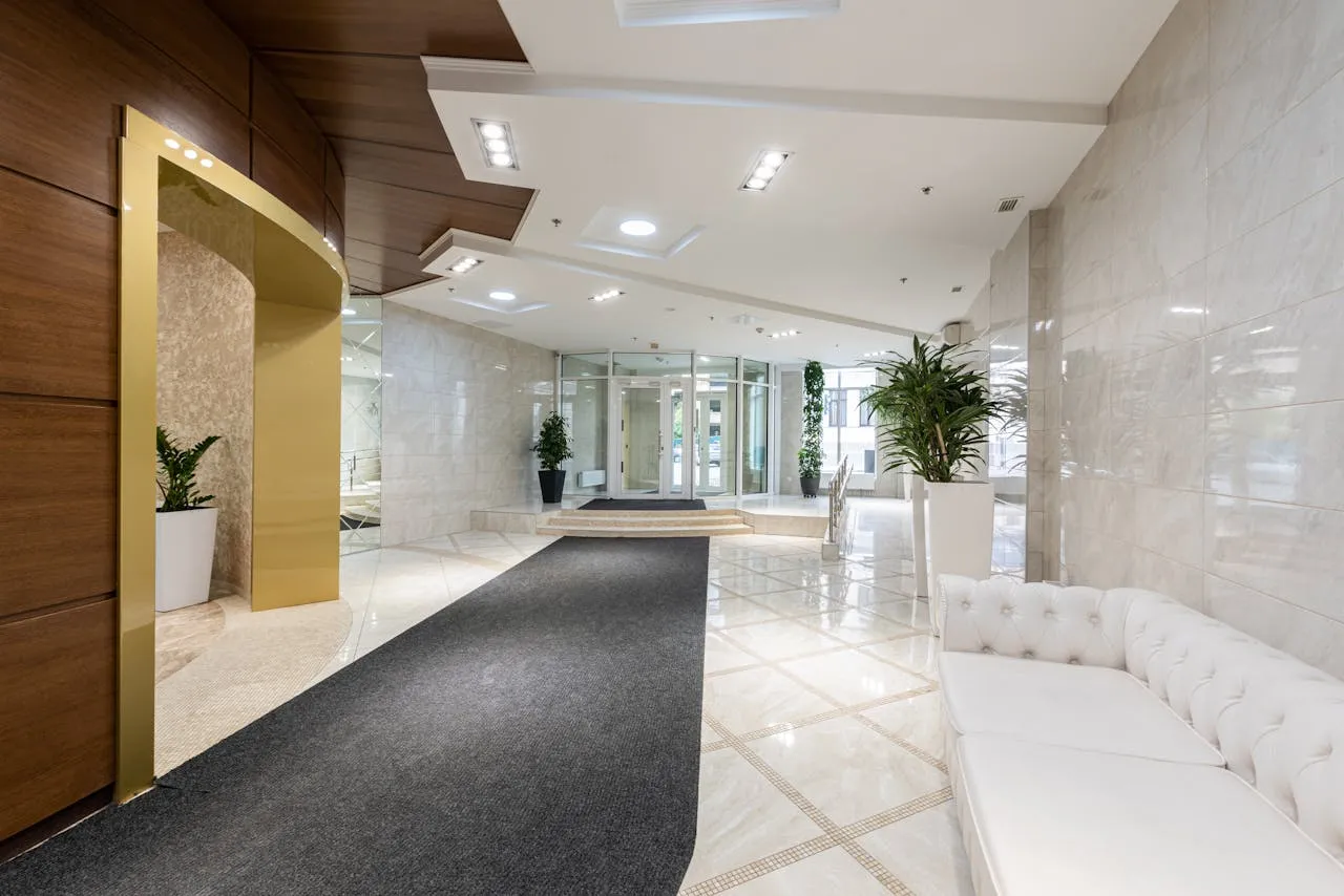 Lobby moderno de desarrollo inmobiliario